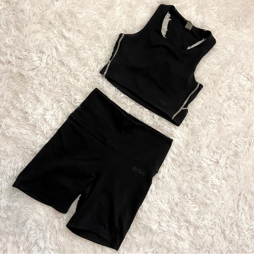 ROXY two piece workout set - crop top and biker shorts (M)